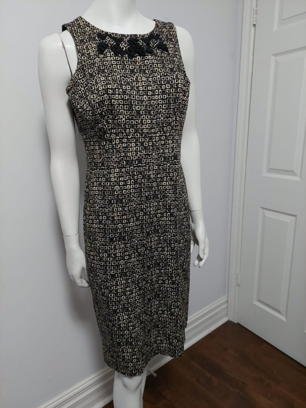 Jones New York Sheath Dress 3D Floral Embellished Geometric Print Sleeveless EUC